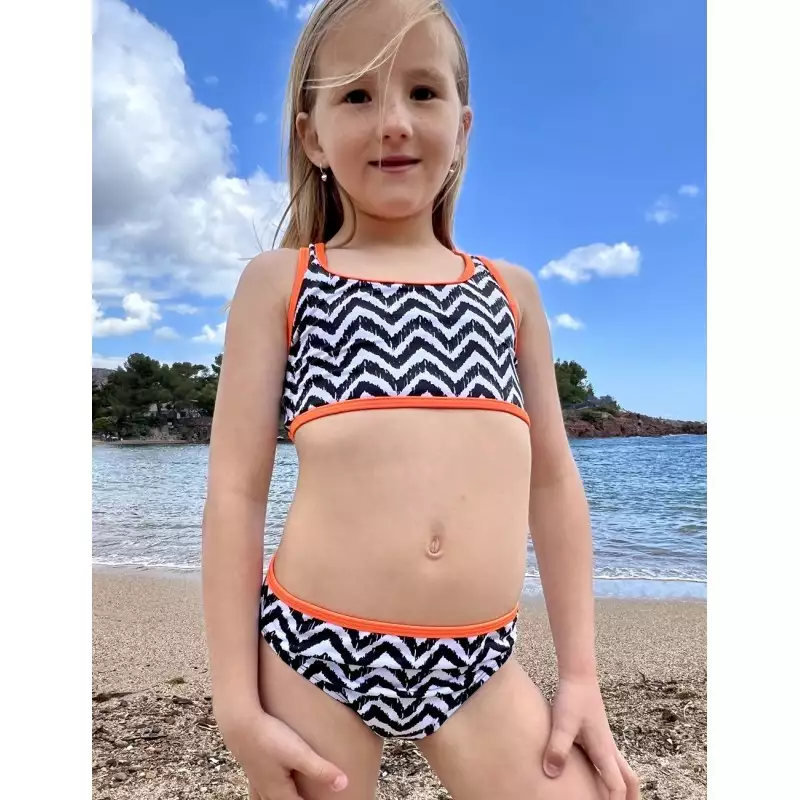 Maillot 2 pièces fille chevron noir & blanc avec liseré corail haut brassière culotte classique du 8 au 14 ans