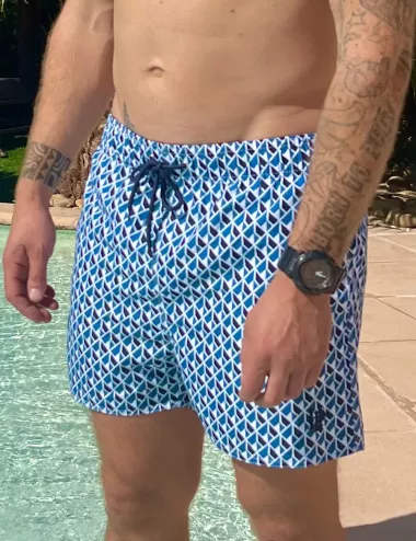 Boardshort homme imprimé géométrique bleu et blanc, poche au dos - tailles S à XXL