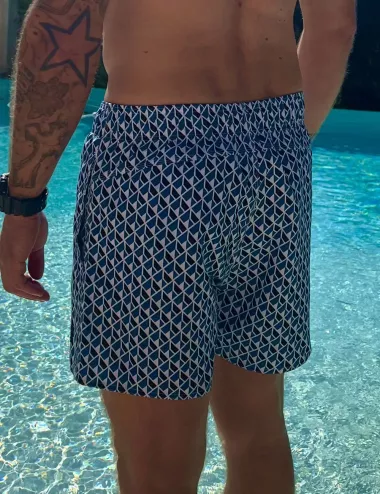 Boardshort homme imprimé géométrique bleu et blanc, poche au dos - tailles S à XXL