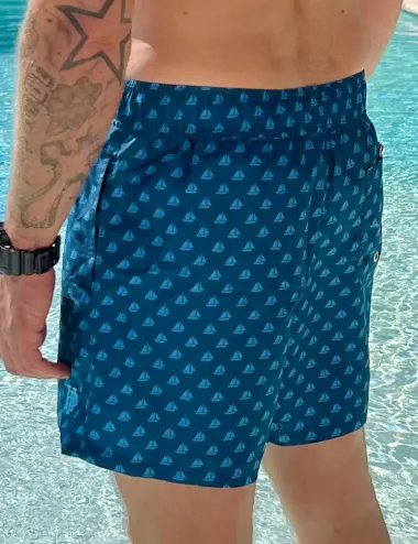 Boardshort homme bleu imprimé voiliers turquoises, nœud de serrage et poche au dos - tailles S à XXL