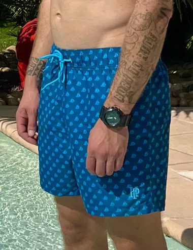 Boardshort homme bleu imprimé voiliers turquoises, nœud de serrage et poche au dos - tailles S à XXL