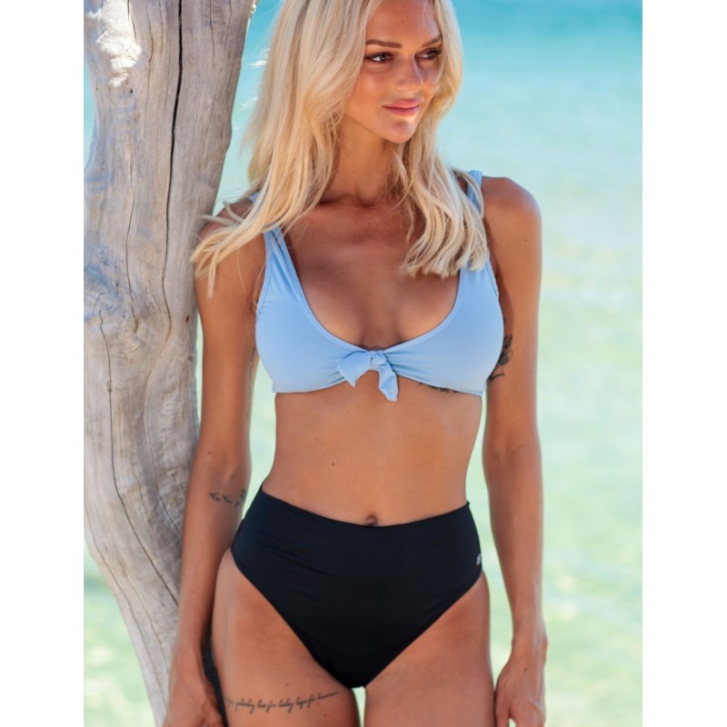 Ensemble bikini brassière bleu clair et culotte haute noire taille