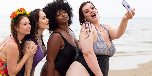 Maillot de bain femme ronde : les coupes qui flattent vraiment